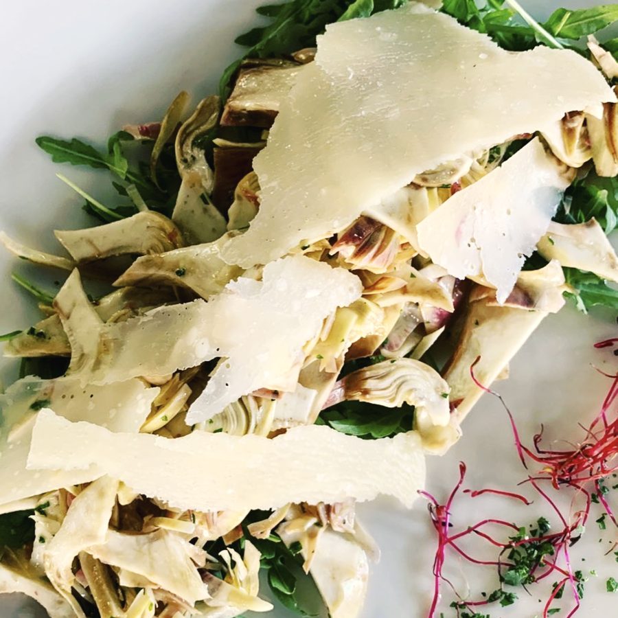 Carciofi crudi e scaglie di parmigiano